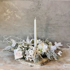 Svícen sněhově-bílý s motýlky a bílou orchidejí