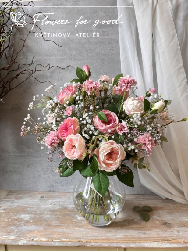 Růžová krása růží ve velké váze s "umělou vodou"