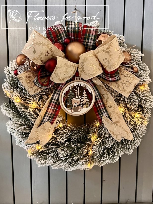 Svítící vánoční věnec s mašlí a dřevěnou ozdobou s medvídkem