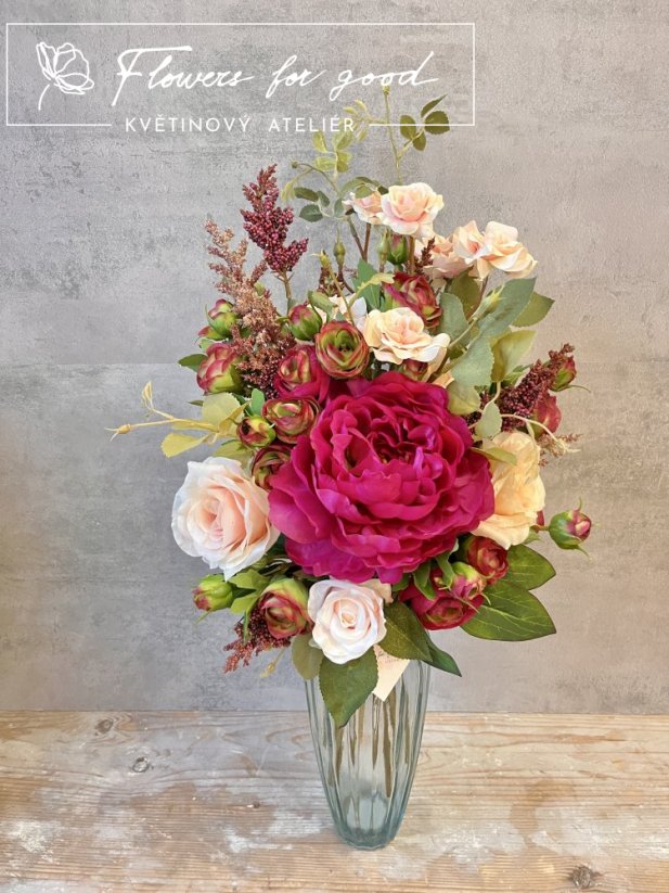 Vínová pivoňka s růžemi ve váze