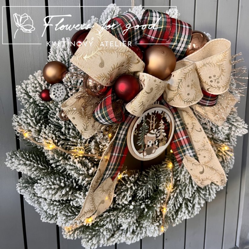 Svítící vánoční věnec s mašlí a dřevěnou ozdobou s medvídkem