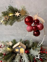 Svítící vánoční dekorace s domečkem a ozdobami jako balónky