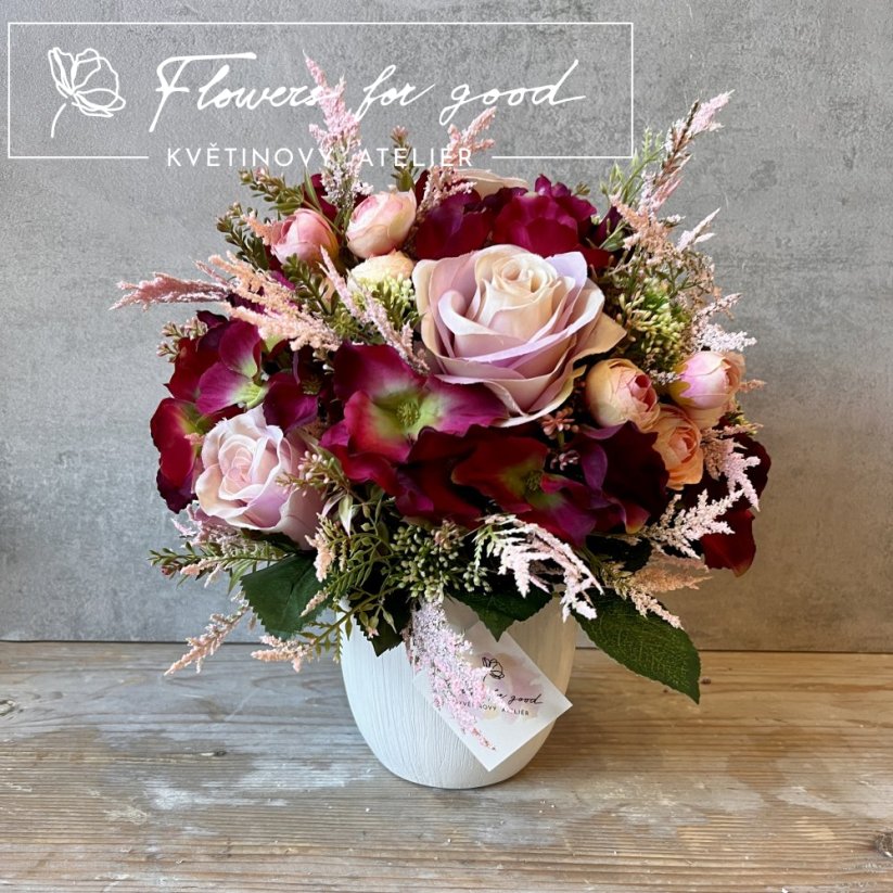 Bordó hortenzie a růžové růže v bílém keramickém květináči