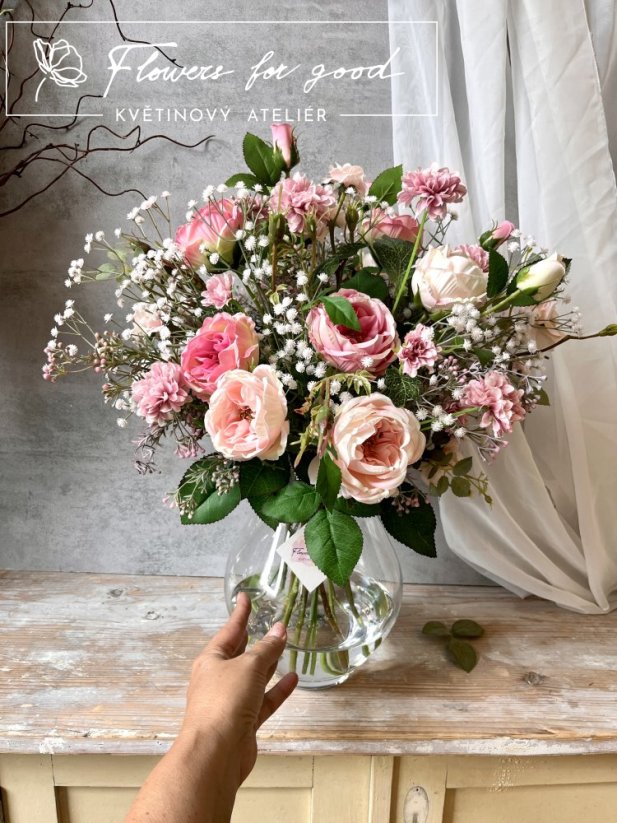 Růžová krása růží ve velké váze s "umělou vodou"