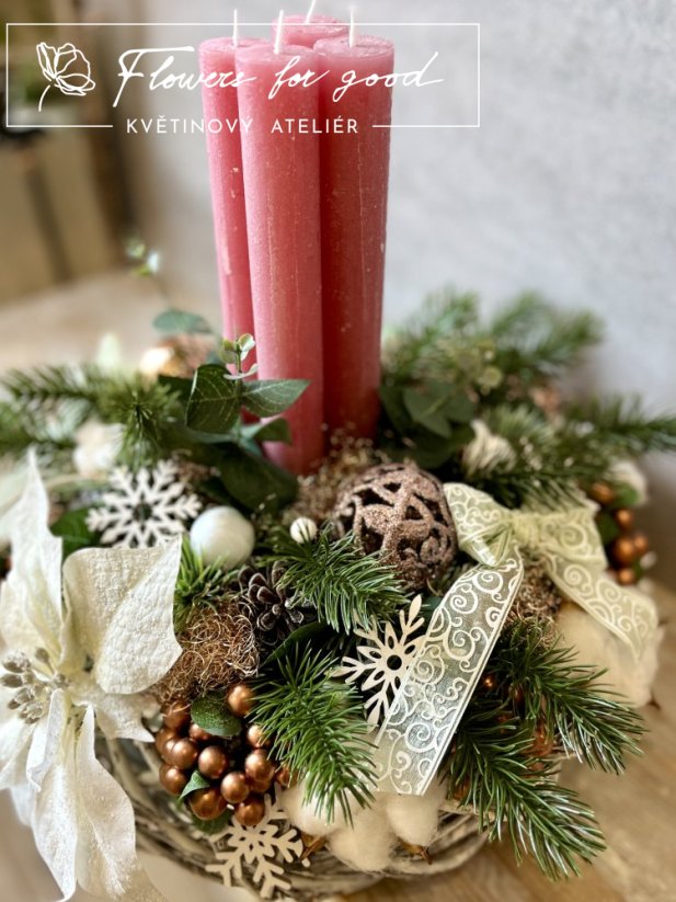 Svícen se zasněženou bílou hvězdou s vysokými svíčkami