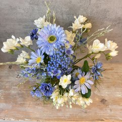 Modré kvítí ve váze s "umělou vodou"