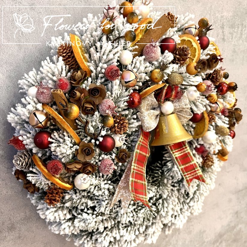 Zasněžený vánoční věnec se sušeným pomerančem a zvonečkem