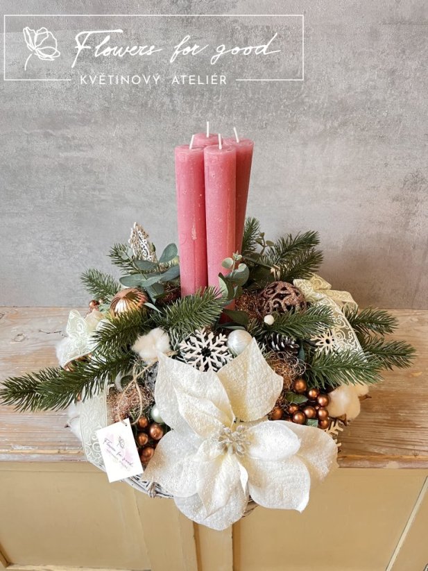 Svícen se zasněženou bílou hvězdou s vysokými svíčkami