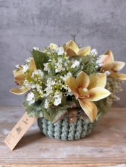 Aranžmá s orchidejemi v exkluzivním háčkovaném obalu od LuPaHo