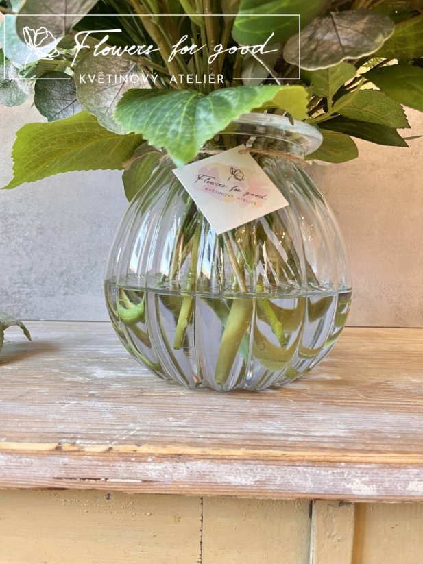 Mega puget bílých pivoněk, hortenzií a lososových růží