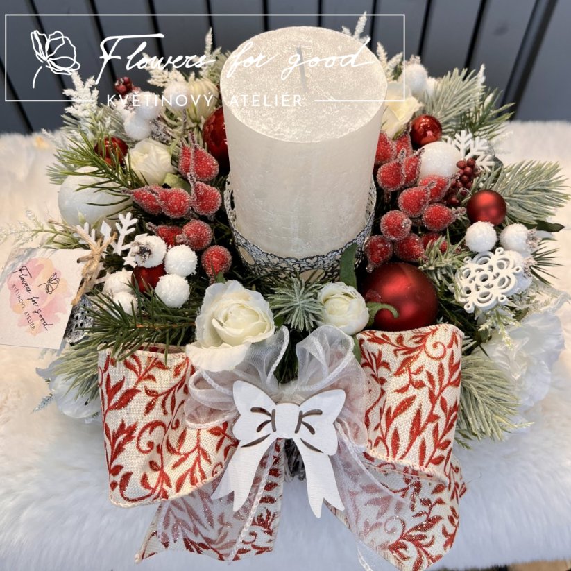 Svícen s krásnou mašlí na dřevěném hnízdě s umělým jehličím