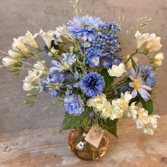 Modré kvítí ve váze s "umělou vodou"