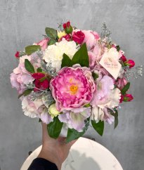 Zářivá variace pivoněk, růží a hortenzií