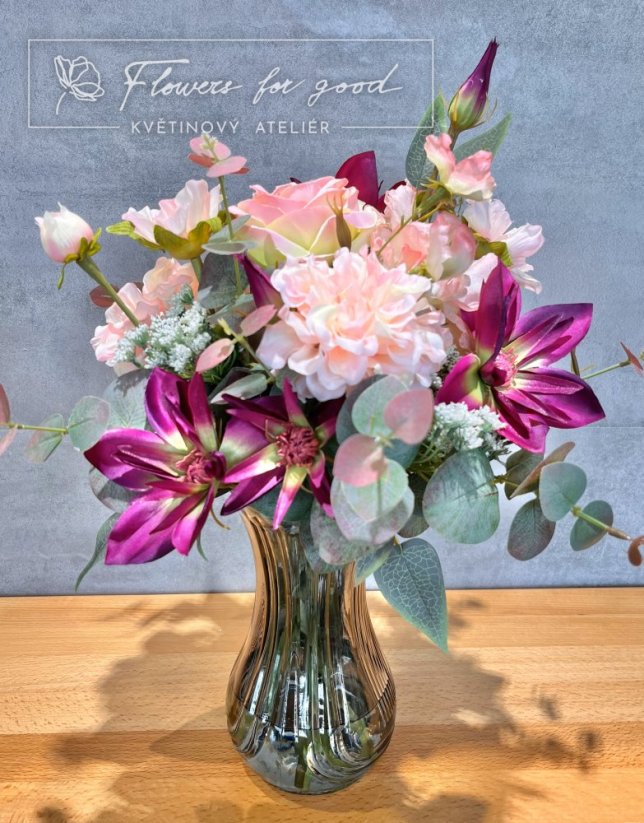 Puget s fialovými květy klematisu, růží a cínií