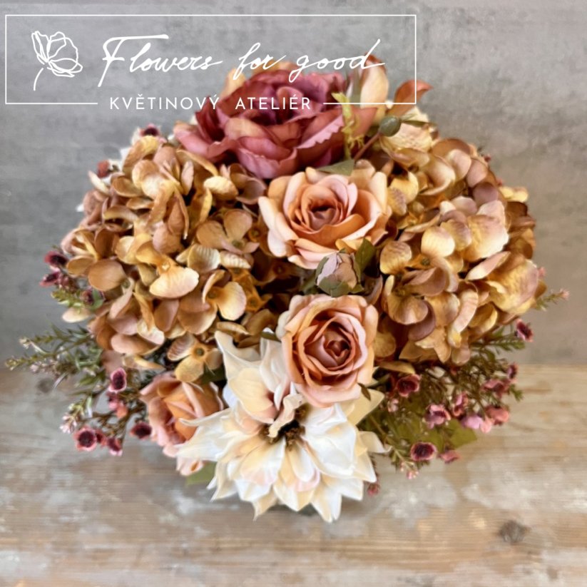 Vintage hortenzie s růžičkami ve váze