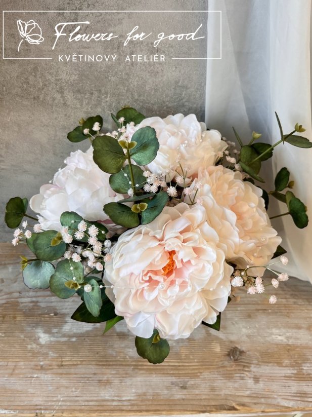 Svatební kytice z růžových pivoněk s eukalyptem