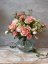 Velmi romantická aranž růží s designové váze s úzkým hrdlem a "umělou vodou"