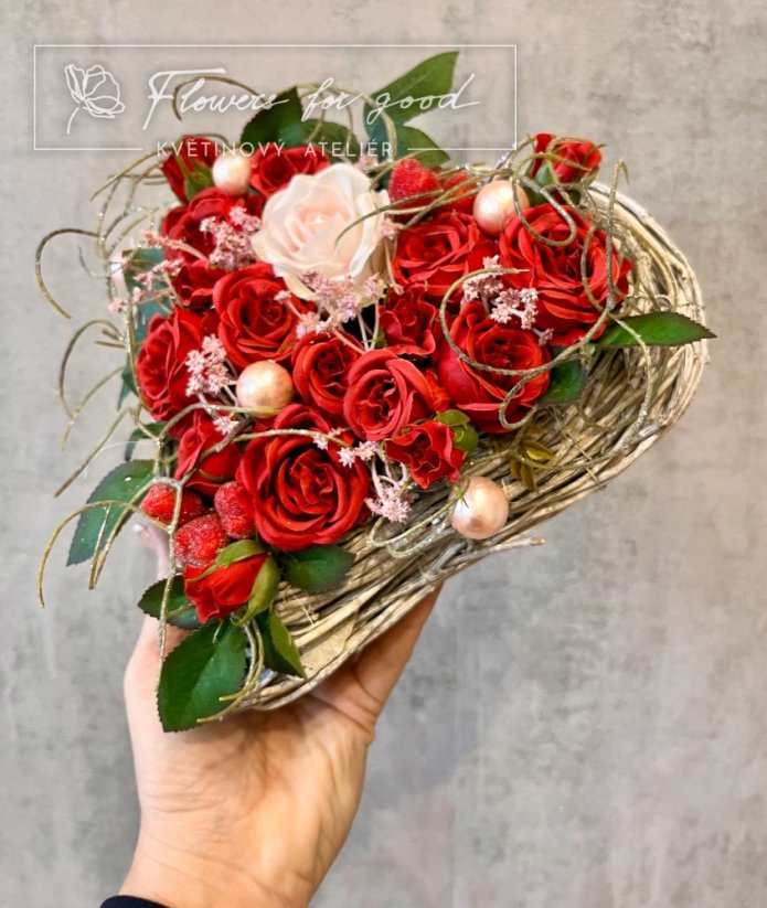 Proutěné srdce s rudými růžemi z lásky