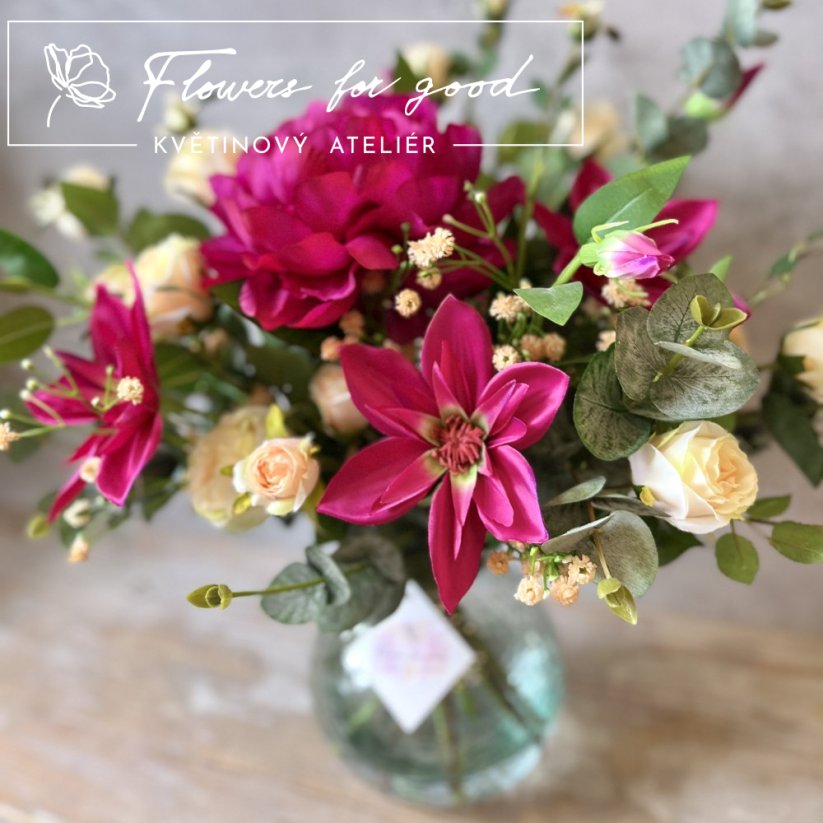 Pivoňka v hlavní roli s růžičkami a plaménkem ve váze s "umělou vodou"