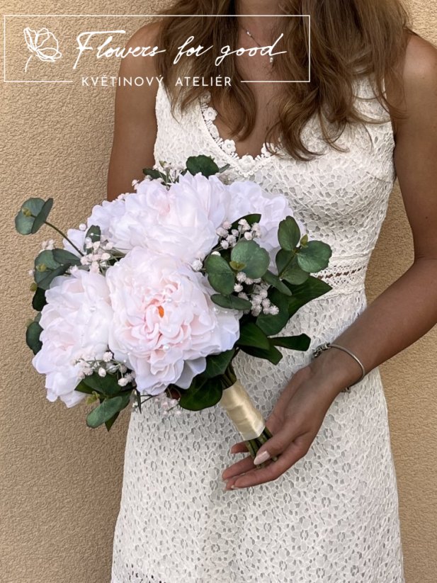 Svatební kytice z růžových pivoněk s eukalyptem