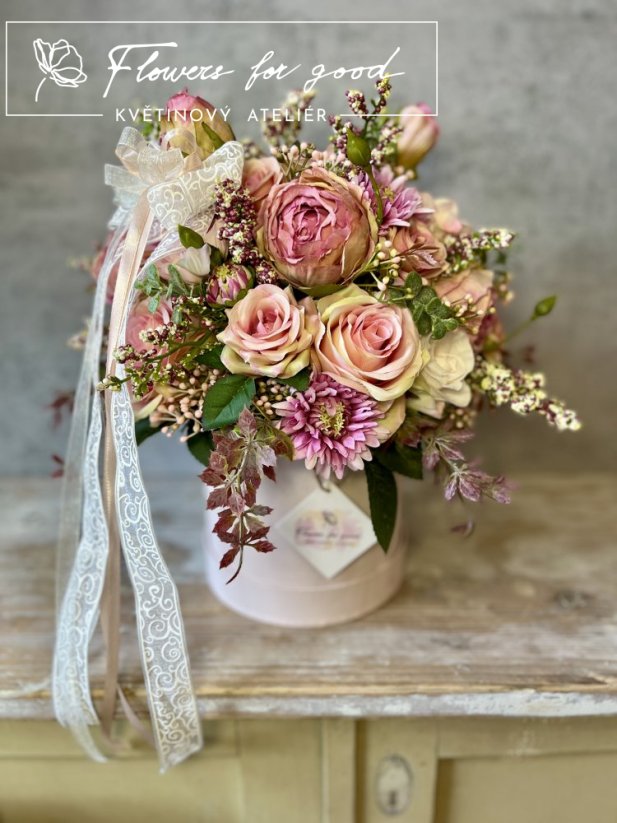 Romantický flower box s překrásnými růžemi