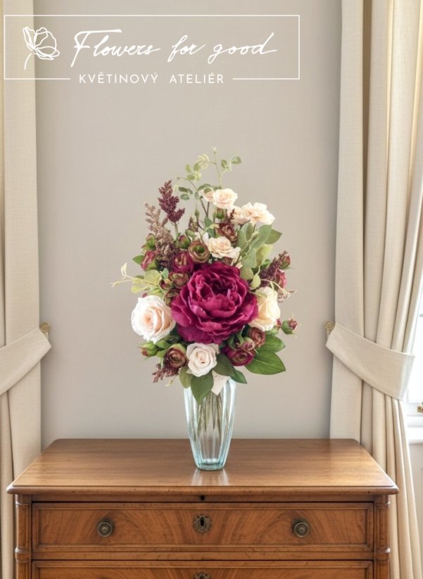 Vínová pivoňka s růžemi ve váze