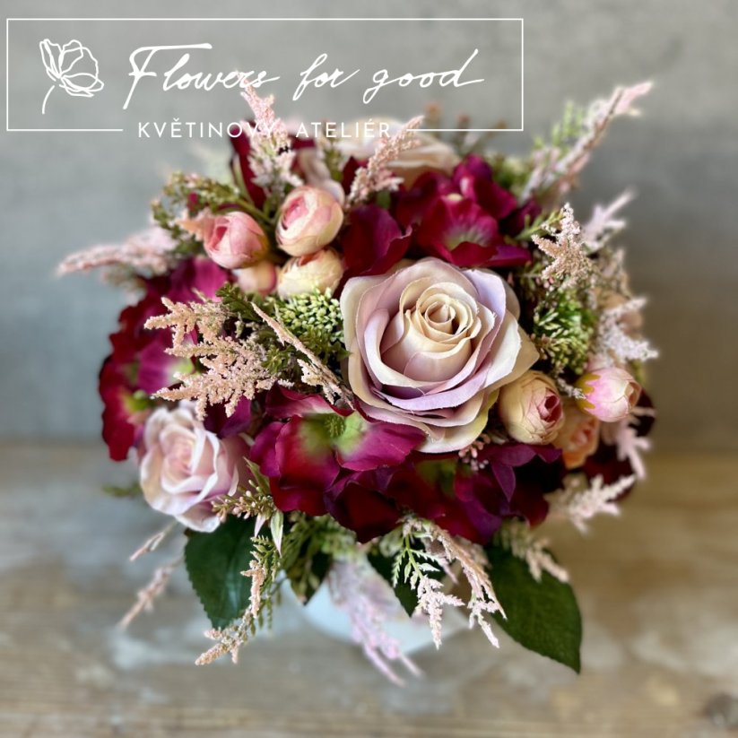 Bordó hortenzie a růžové růže v bílém keramickém květináči