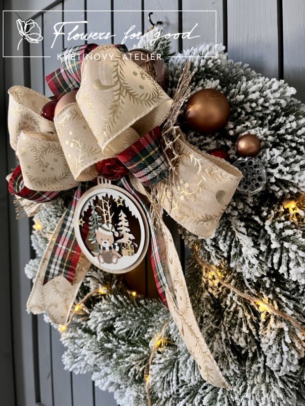 Svítící vánoční věnec s mašlí a dřevěnou ozdobou s medvídkem