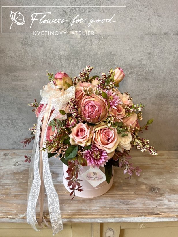 Romantický flower box s překrásnými růžemi