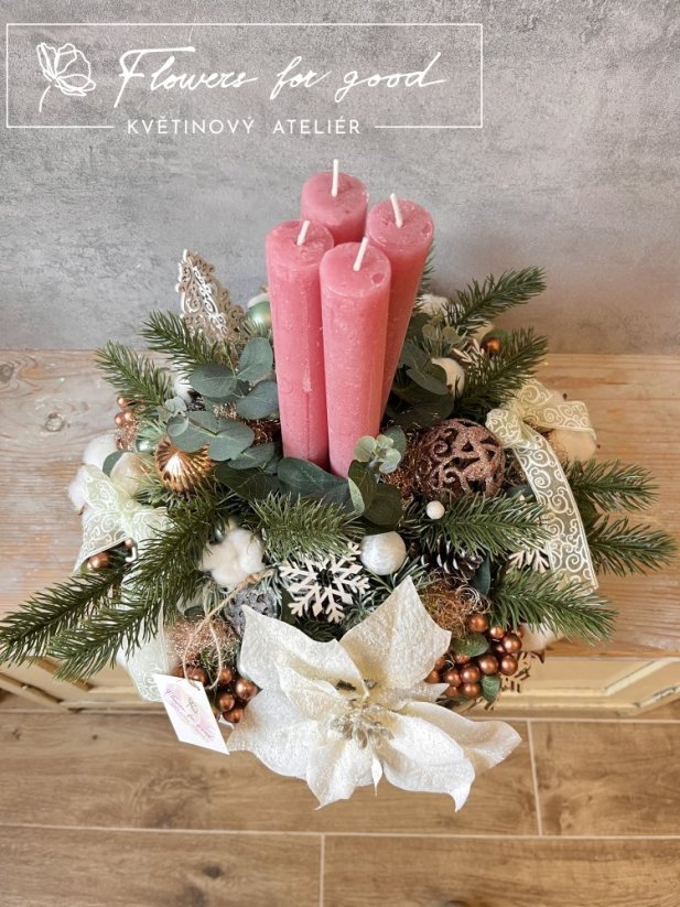 Svícen se zasněženou bílou hvězdou s vysokými svíčkami