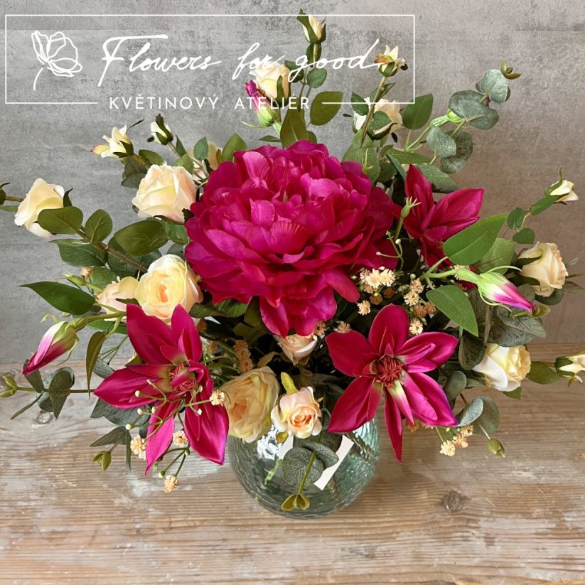 Pivoňka v hlavní roli s růžičkami a plaménkem ve váze s "umělou vodou"