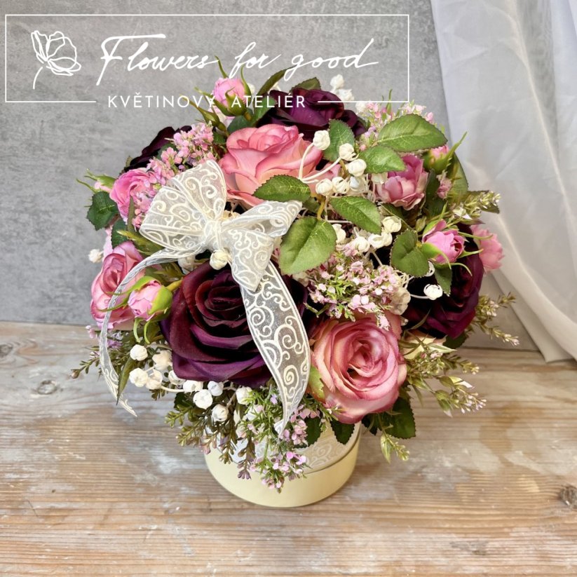 Flower box plný růží v pestrých barvách růžové a bordó