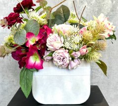 Elegantní aranžmá v šedém semišovém flowerboxu