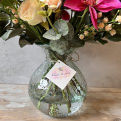 Pivoňka v hlavní roli s růžičkami a plaménkem ve váze s "umělou vodou"