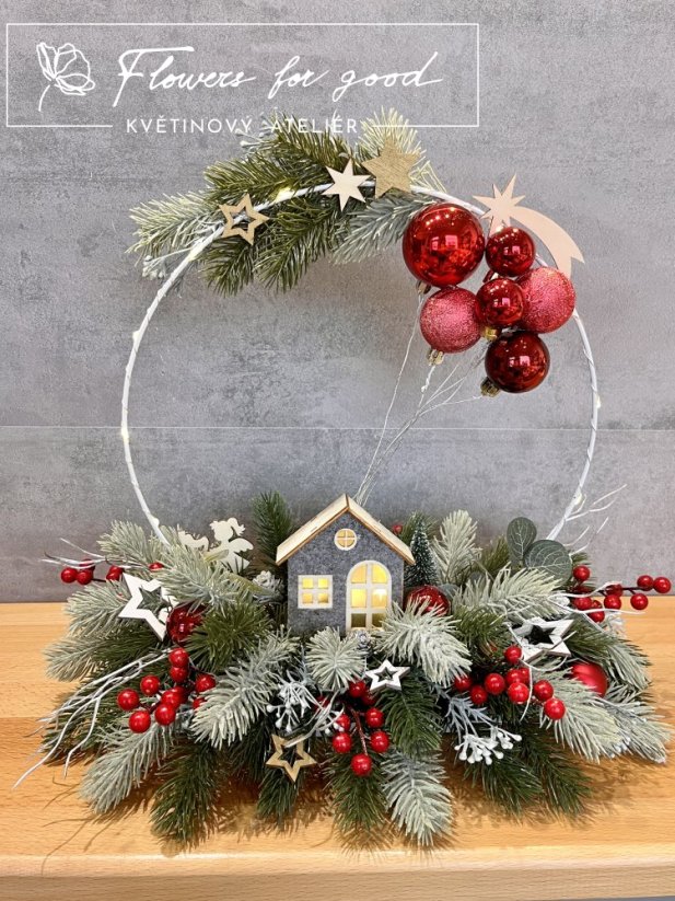 Svítící vánoční dekorace s domečkem a ozdobami jako balónky