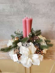 Svícen se zasněženou bílou hvězdou s vysokými svíčkami