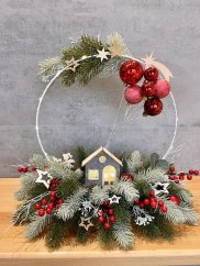 Svítící vánoční dekorace s domečkem a ozdobami jako balónky