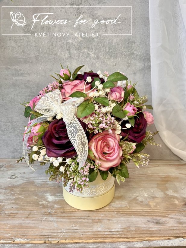 Flower box plný růží v pestrých barvách růžové a bordó