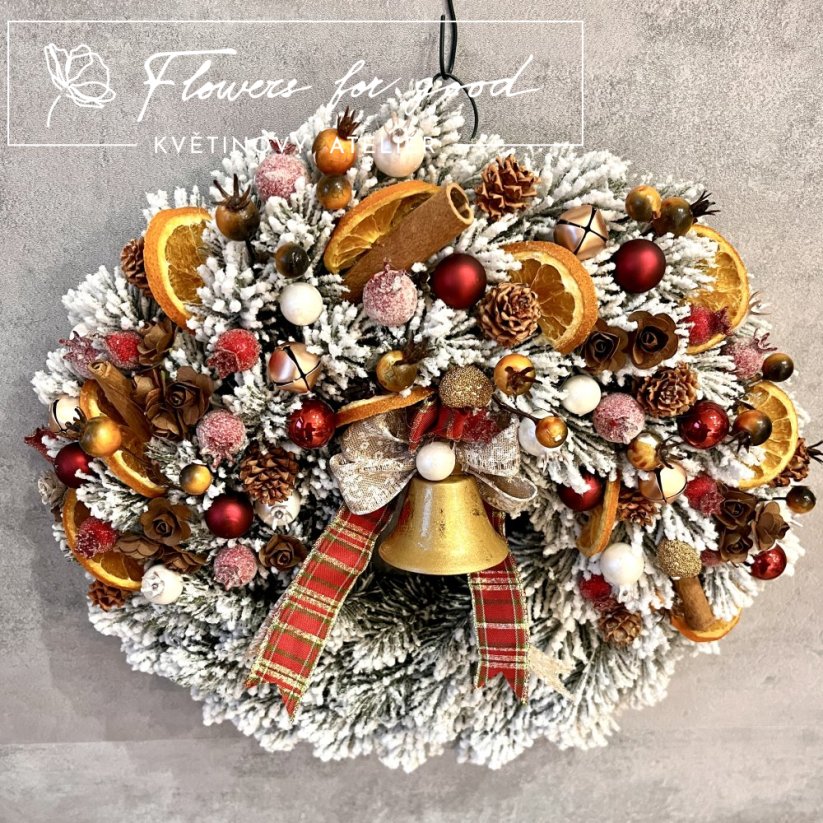 Zasněžený vánoční věnec se sušeným pomerančem a zvonečkem