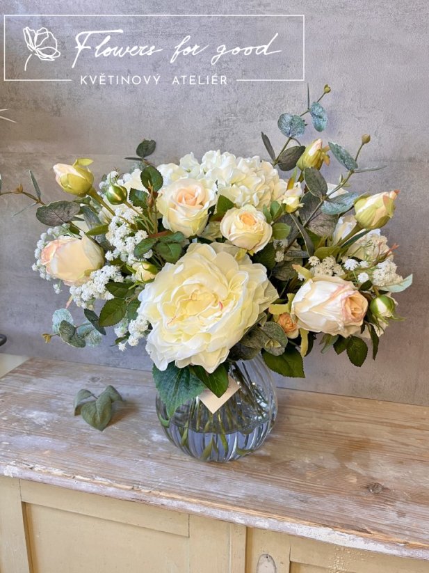 Mega puget bílých pivoněk, hortenzií a lososových růží