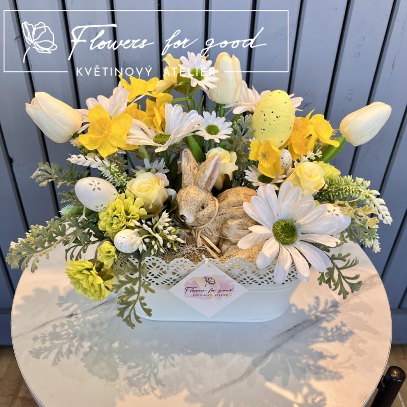 Velikonoční zajíček v bílé plechové ošatce s krajkou a jarními květinami