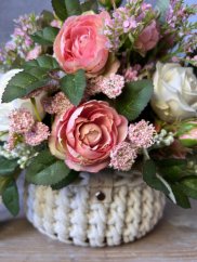 Romantický puget růžiček v exklusivním háčkovaném obalu od LuPaHo