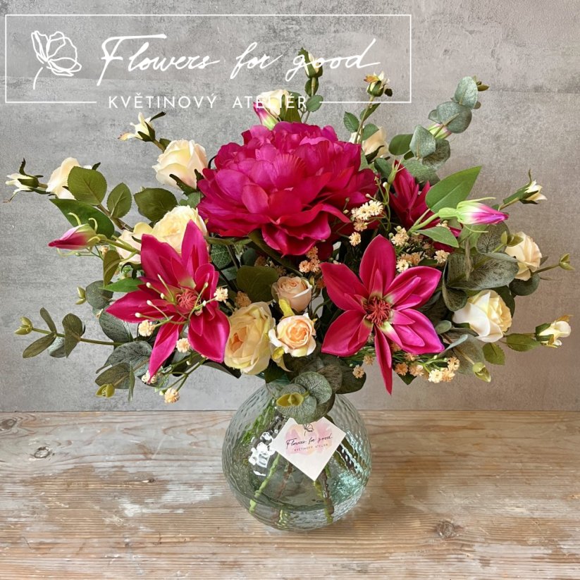 Pivoňka v hlavní roli s růžičkami a plaménkem ve váze s "umělou vodou"