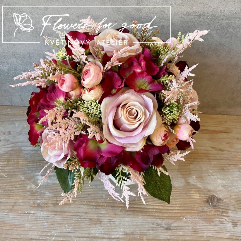 Bordó hortenzie a růžové růže v bílém keramickém květináči