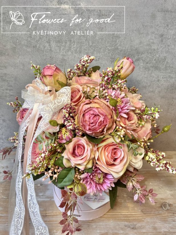 Romantický flower box s překrásnými růžemi