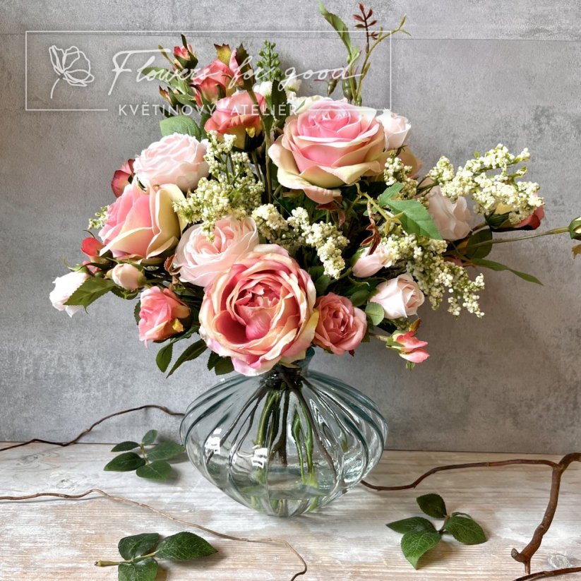 Velmi romantická aranž růží s designové váze s úzkým hrdlem a "umělou vodou"