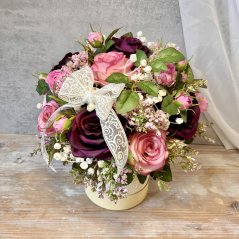 Flower box plný růží v pestrých barvách růžové a bordó