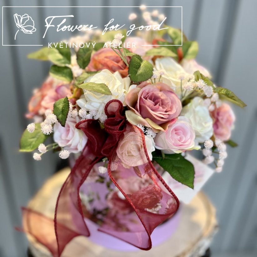 Nádherně zdobený flower box plný růží