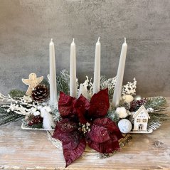 Elegantní svícen s bordó vánoční hvězdou, čtyřmi svíčkami a dřevěnými ozdobami, v keramické míse