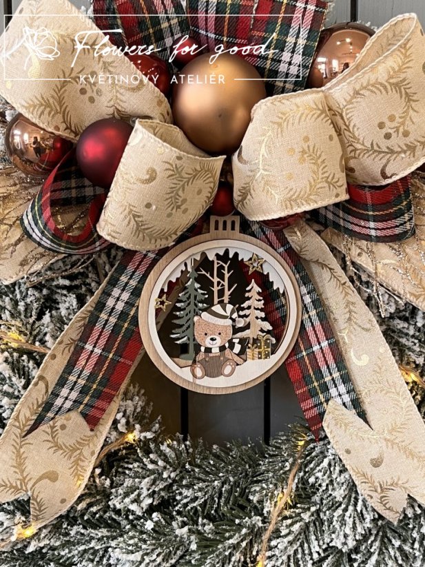 Svítící vánoční věnec s mašlí a dřevěnou ozdobou s medvídkem